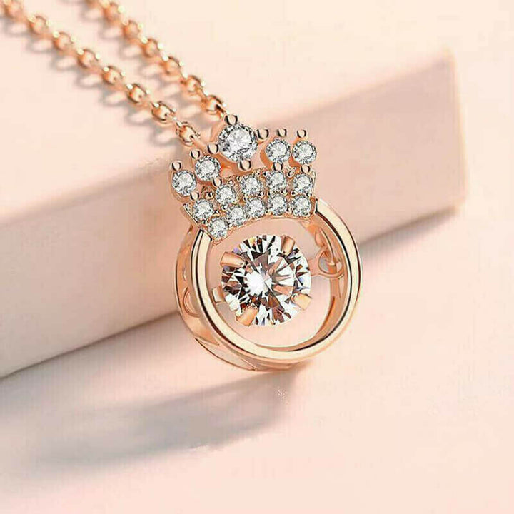 Elegant halsband med kronhänge i silver och guld, cubic zirconia och justerbar kedja. Perfekt accessoar för kvinnor.