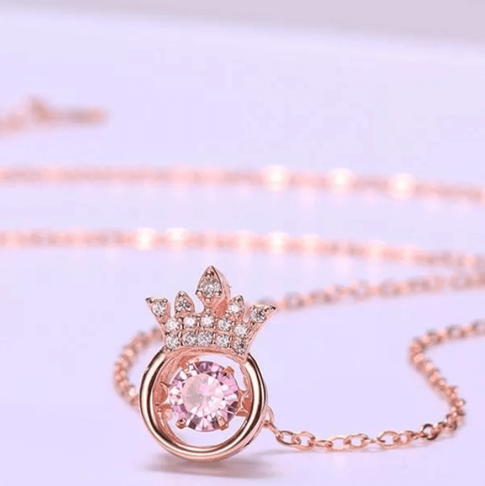 Elegant halsband med kronhänge i silver och guld, cubic zirconia och justerbar kedja. Perfekt accessoar för kvinnor.
