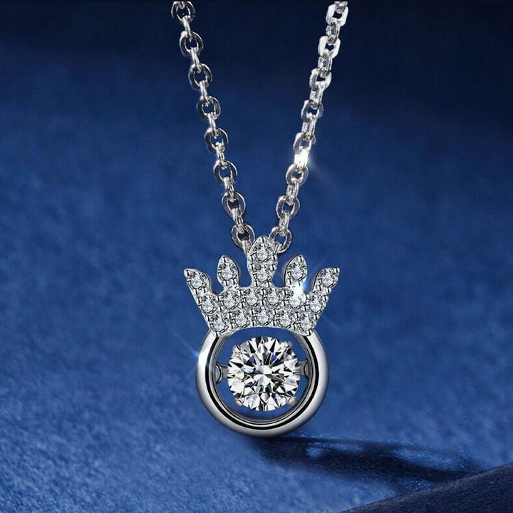 Elegant halsband med kronhänge i silver och guld, cubic zirconia och justerbar kedja. Perfekt accessoar för kvinnor.