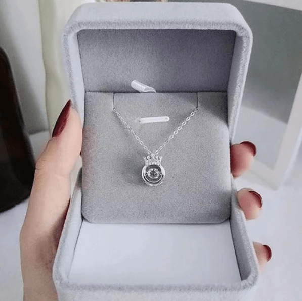 Elegant halsband med kronhänge i silver och guld, cubic zirconia och justerbar kedja. Perfekt accessoar för kvinnor.