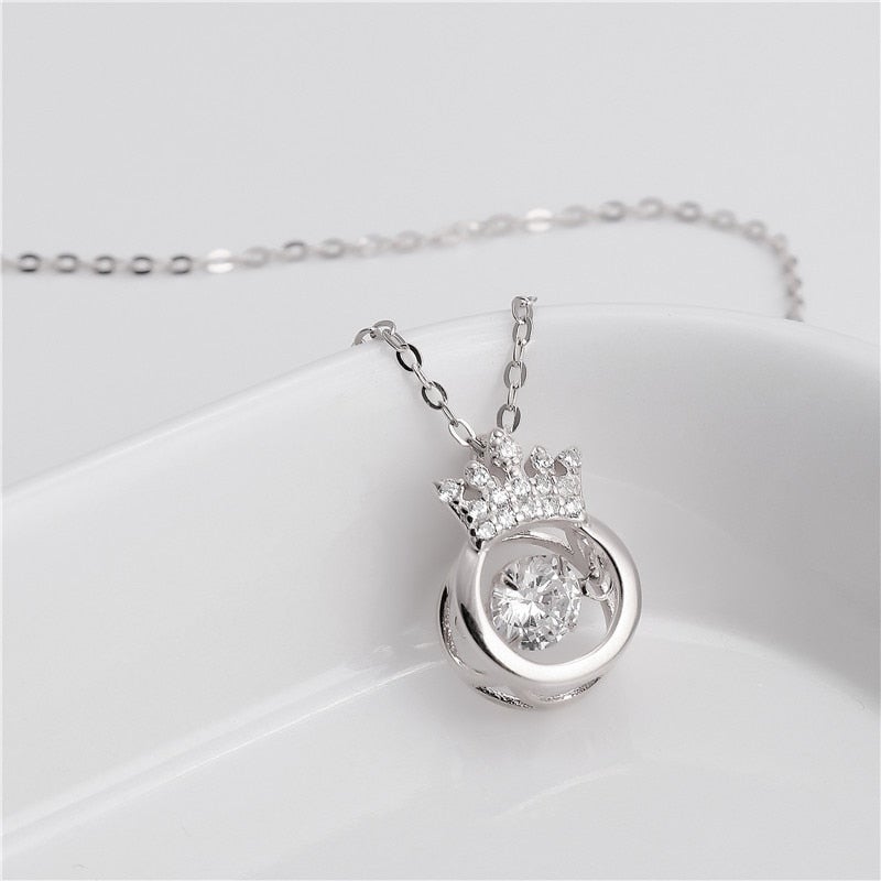 Elegant halsband med kronhänge i silver och guld, cubic zirconia och justerbar kedja. Perfekt accessoar för kvinnor.