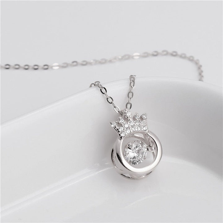 Elegant halsband med kronhänge i silver och guld, cubic zirconia och justerbar kedja. Perfekt accessoar för kvinnor.