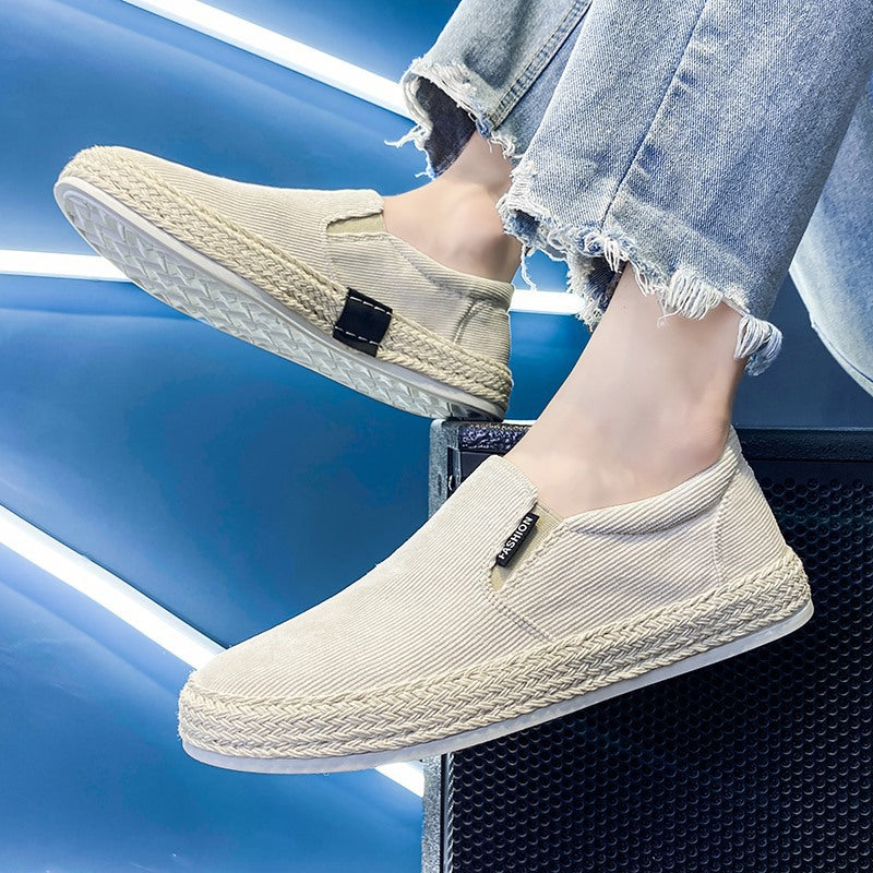 "Elegant herr espadrilles i svart och vit sportig stil med jutesula, perfekt för sommardagar och informella tillfällen."