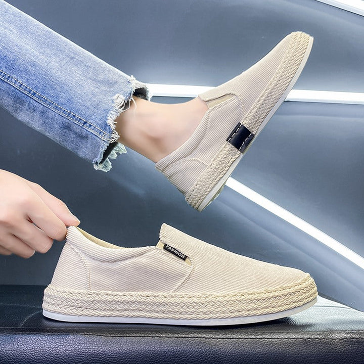 "Elegant herr espadrilles i svart och vit sportig stil med jutesula, perfekt för sommardagar och informella tillfällen."