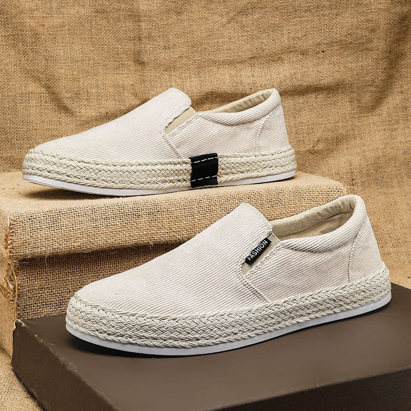 "Elegant herr espadrilles i svart och vit sportig stil med jutesula, perfekt för sommardagar och informella tillfällen."