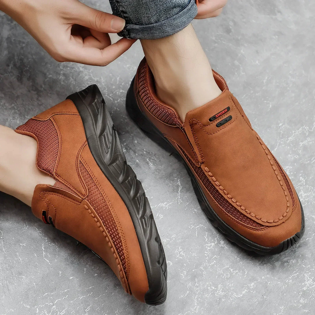 "Elegant herr loafers i PU-läder med retrodesign i brun ton, perfekt för både vardag och formella tillfällen."