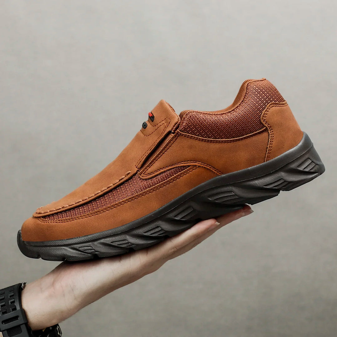 "Elegant herr loafers i PU-läder med retrodesign i brun ton, perfekt för både vardag och formella tillfällen."