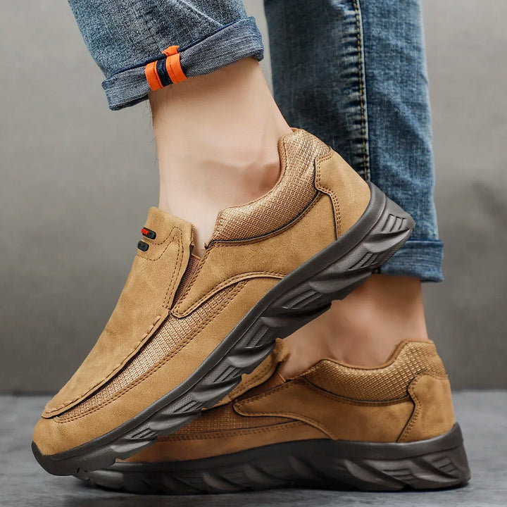 "Elegant herr loafers i PU-läder med retrodesign i brun ton, perfekt för både vardag och formella tillfällen."