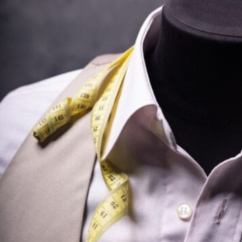 "Elegant herr slim fit väst med V-hals, framhäver fysik, perfekt för formella tillfällen och vardag, polyesterblandning."