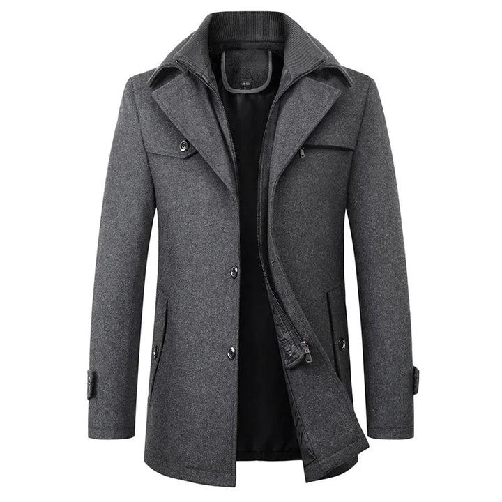 "Elegant herrkappa med hög krage, stilren design i brun, grå, mörkröd eller svart, perfekt för sofistikerad stil."
