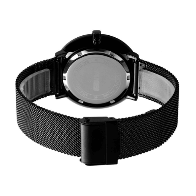"Elegant herrklocka med kvartsurverk och rostfritt stålband, tidlös design, stor lättläst urtavla, minimalistisk stil."