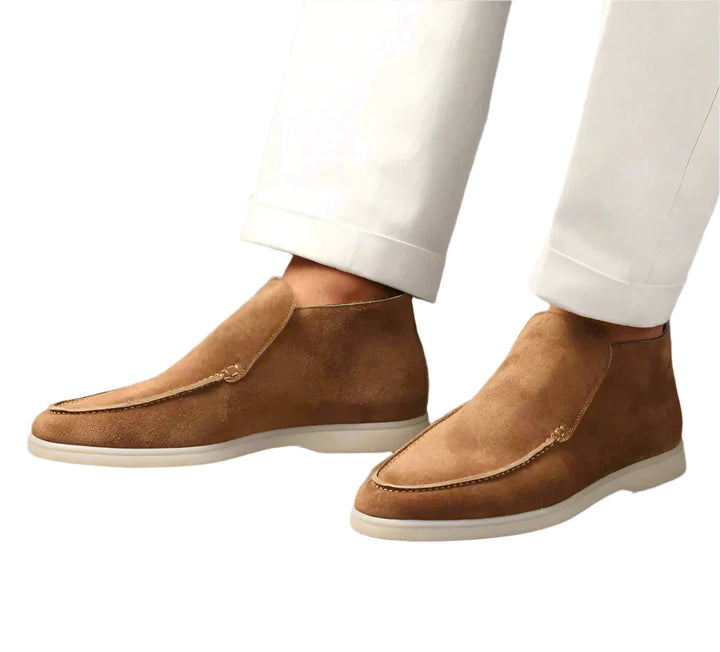 "Elegant herrloafers i mjuk mocka med lätt sula och smal tå, idealiska för både vardag och formella tillfällen."