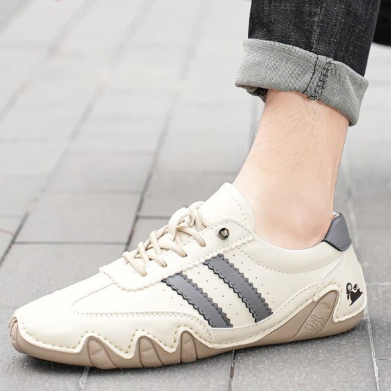 "Elegant herrloafers i svart läderstil med ventilationshål för optimal komfort och stil för alla tillfällen."