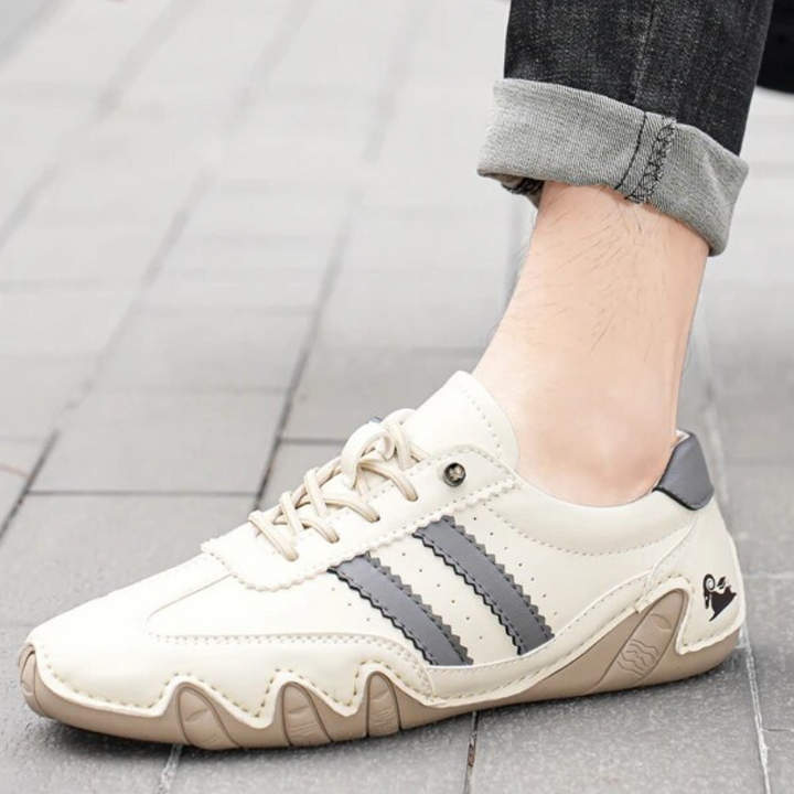 "Elegant herrloafers i svart läderstil med ventilationshål för optimal komfort och stil för alla tillfällen."