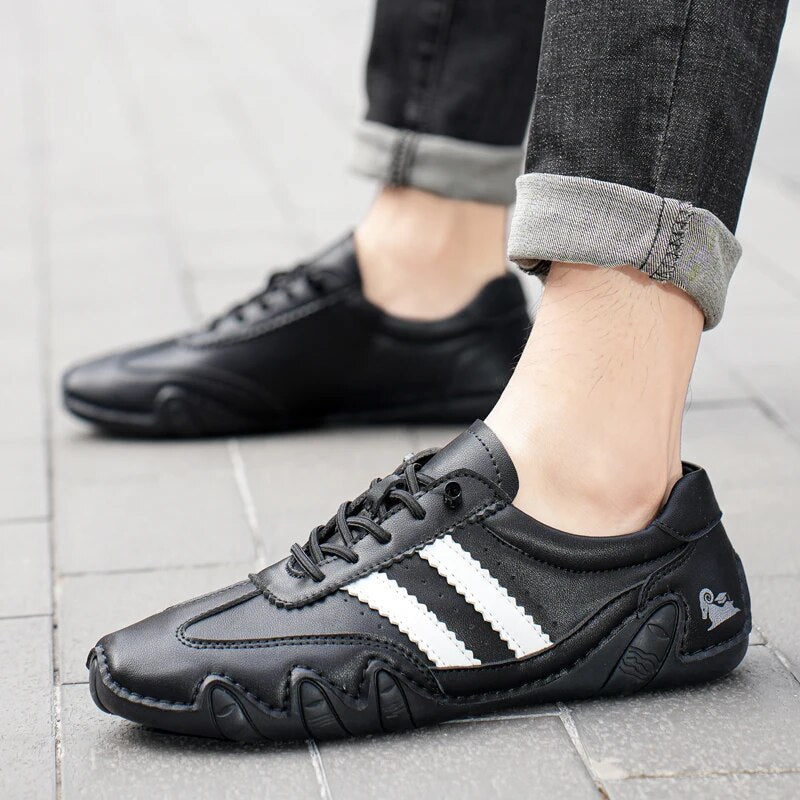 "Elegant herrloafers i svart läderstil med ventilationshål för optimal komfort och stil för alla tillfällen."