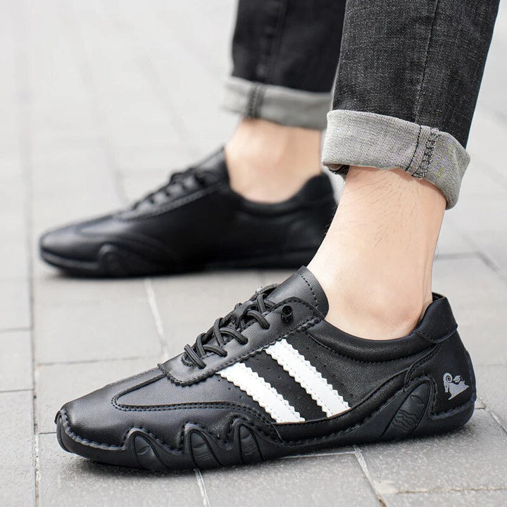 "Elegant herrloafers i svart läderstil med ventilationshål för optimal komfort och stil för alla tillfällen."
