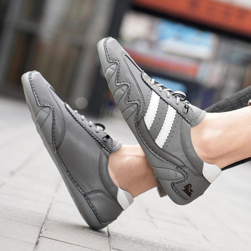 "Elegant herrloafers i svart läderstil med ventilationshål för optimal komfort och stil för alla tillfällen."