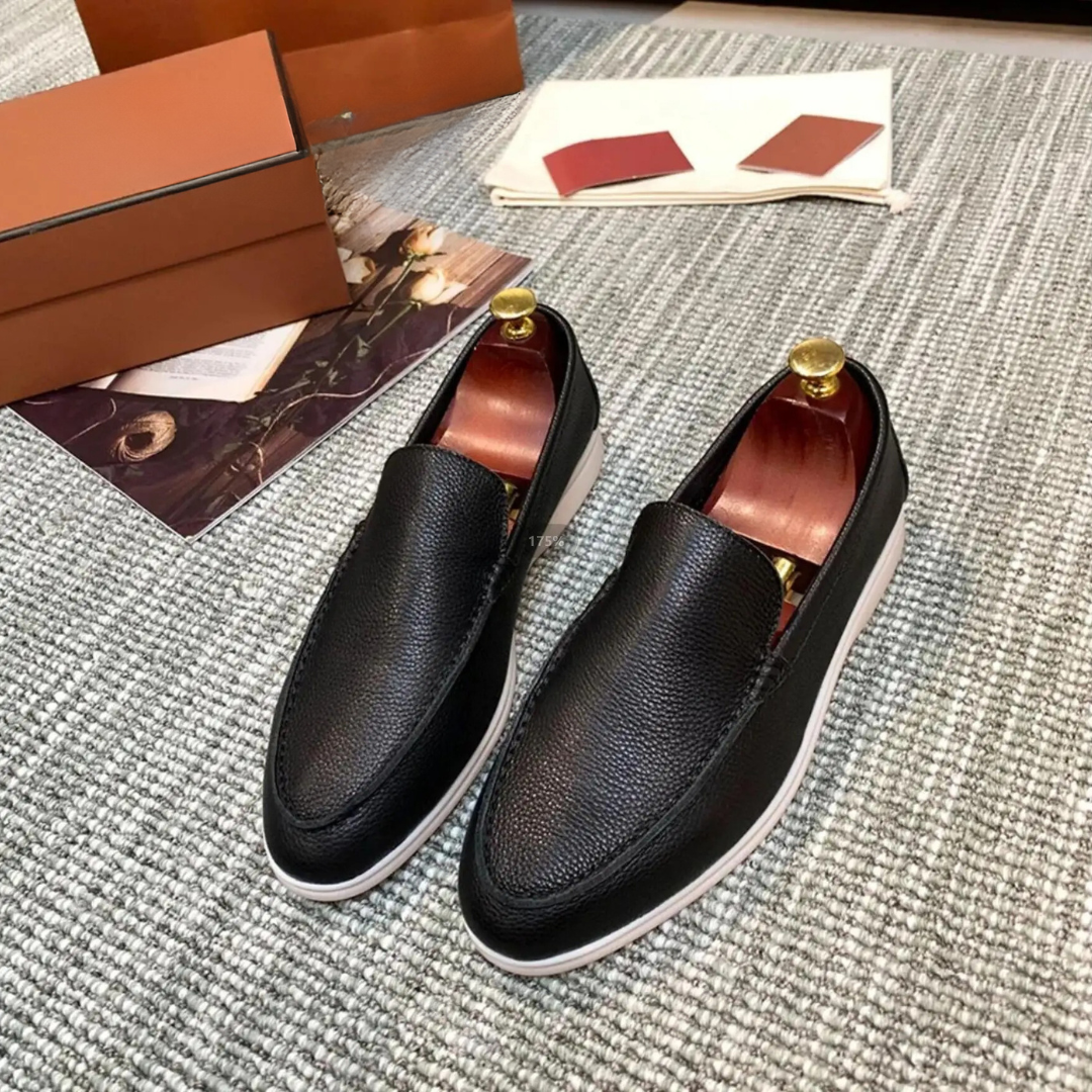 Elegant herrmocassin med PU-läder, slip-on design och gummisula, i tidlös brun färg för både formella och avslappnade tillfäl