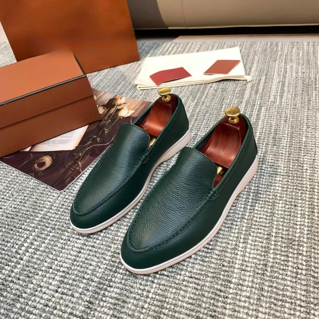 Elegant herrmocassin med PU-läder, slip-on design och gummisula, i tidlös brun färg för både formella och avslappnade tillfäl
