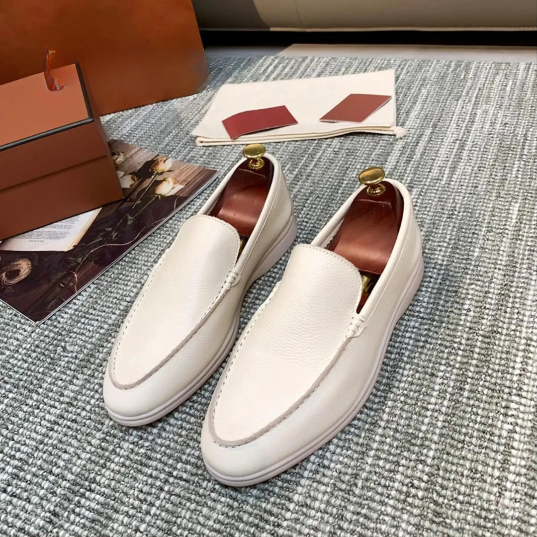 Elegant herrmocassin med PU-läder, slip-on design och gummisula, i tidlös brun färg för både formella och avslappnade tillfäl
