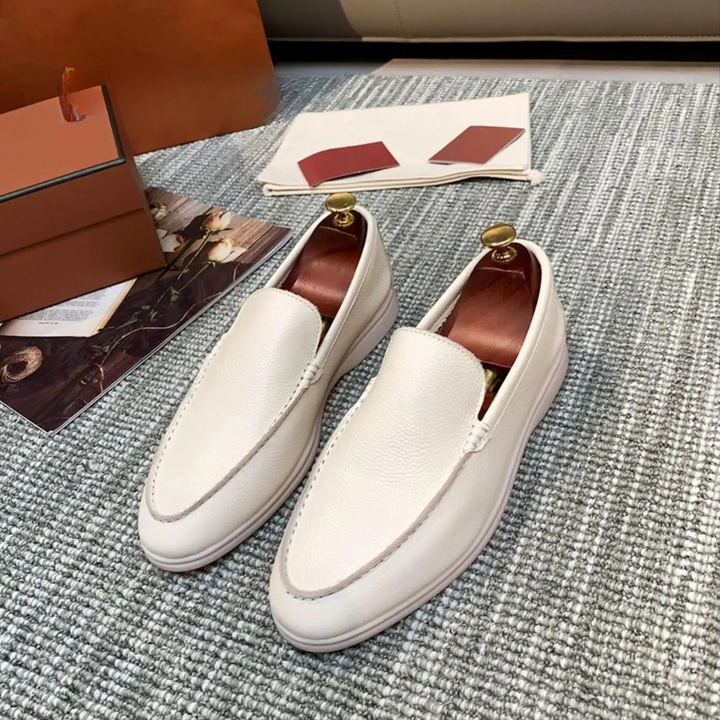 Elegant herrmocassin med PU-läder, slip-on design och gummisula, i tidlös brun färg för både formella och avslappnade tillfäl