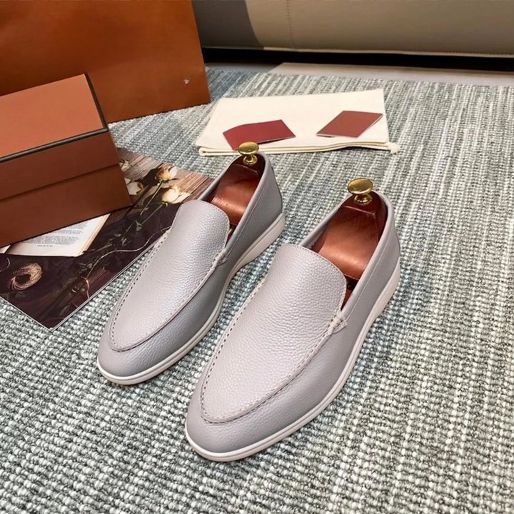 Elegant herrmocassin med PU-läder, slip-on design och gummisula, i tidlös brun färg för både formella och avslappnade tillfäl