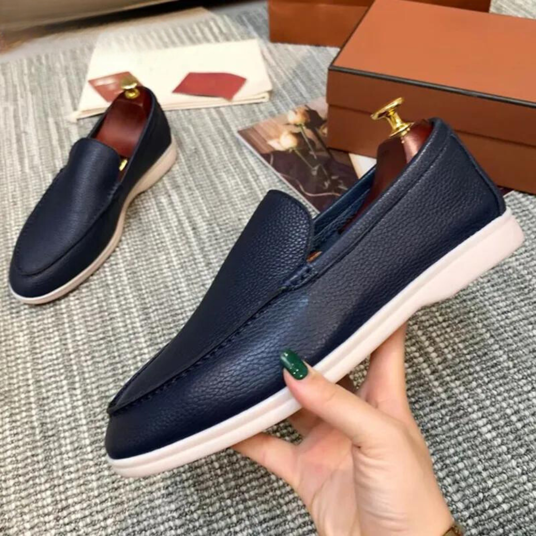 Elegant herrmocassin med PU-läder, slip-on design och gummisula, i tidlös brun färg för både formella och avslappnade tillfäl