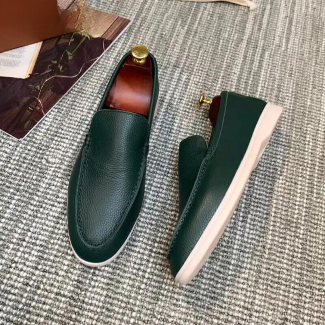 Elegant herrmocassin med PU-läder, slip-on design och gummisula, i tidlös brun färg för både formella och avslappnade tillfäl