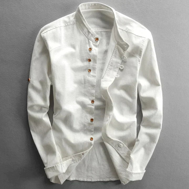 "Elegant herrskjorta i japansk stil, minimalistisk design, vit bomullsblandning, andningsbar med ståkrage."