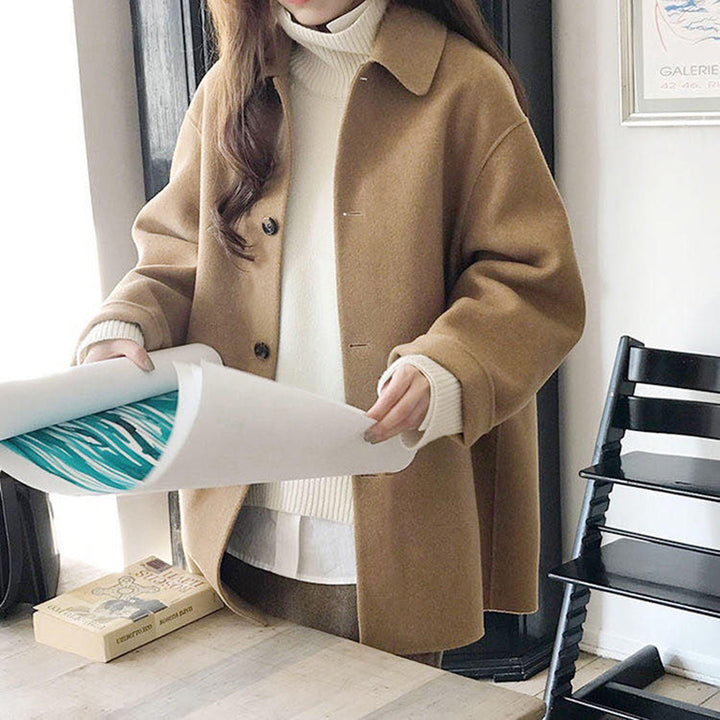 "Elegant höstkappa för kvinnor i beige ton, stilren design perfekt för både vardag och affärsbruk, komfort och värme."