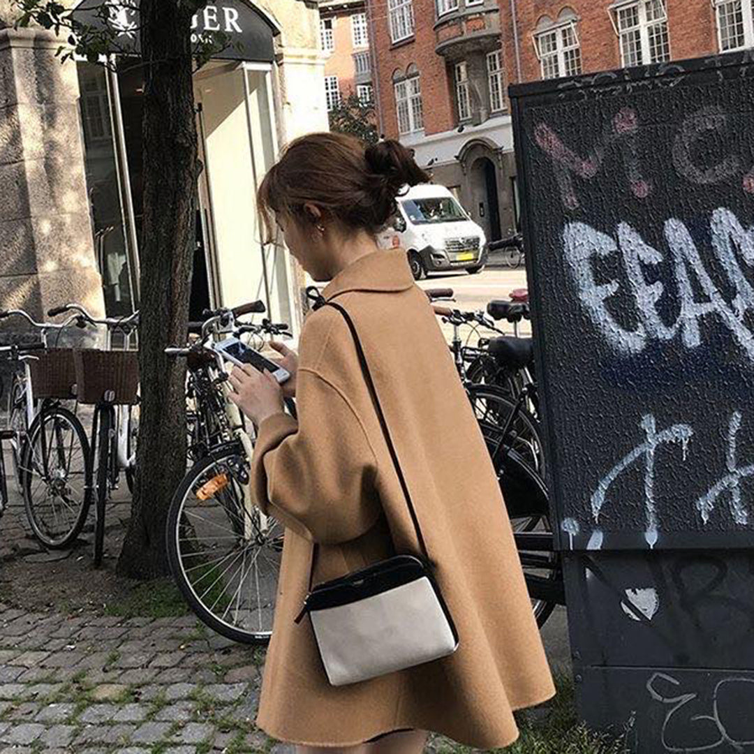 "Elegant höstkappa för kvinnor i beige ton, stilren design perfekt för både vardag och affärsbruk, komfort och värme."