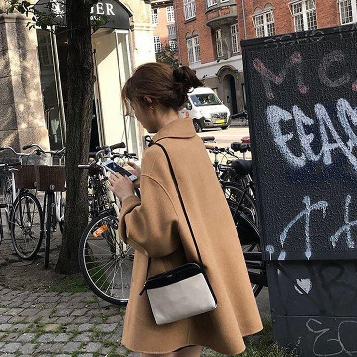 "Elegant höstkappa för kvinnor i beige ton, stilren design perfekt för både vardag och affärsbruk, komfort och värme."