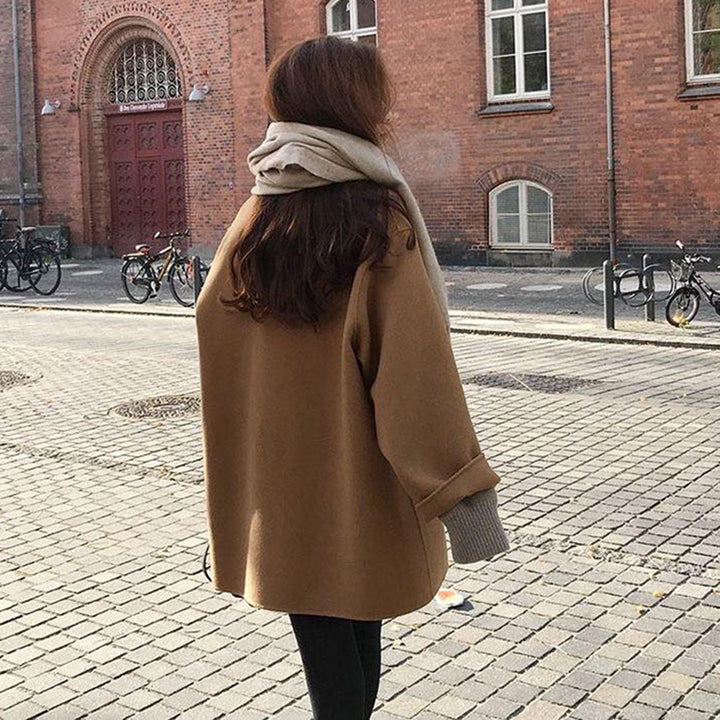 "Elegant höstkappa för kvinnor i beige ton, stilren design perfekt för både vardag och affärsbruk, komfort och värme."