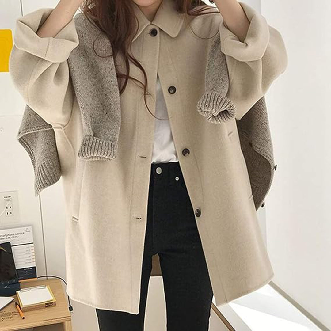 "Elegant höstkappa för kvinnor i beige ton, stilren design perfekt för både vardag och affärsbruk, komfort och värme."