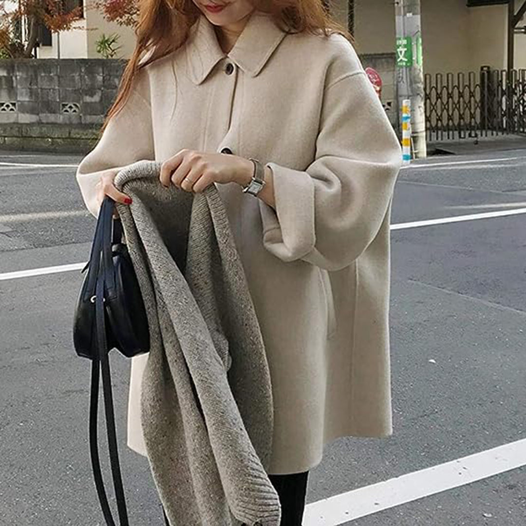 "Elegant höstkappa för kvinnor i beige ton, stilren design perfekt för både vardag och affärsbruk, komfort och värme."