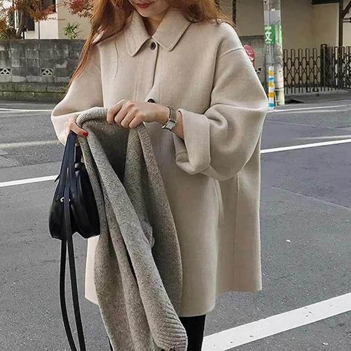 "Elegant höstkappa för kvinnor i beige ton, stilren design perfekt för både vardag och affärsbruk, komfort och värme."