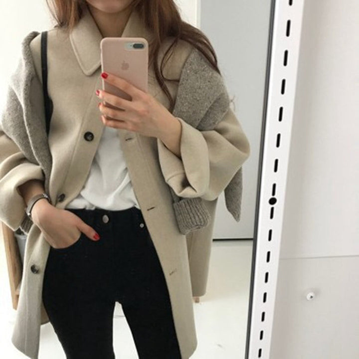 "Elegant höstkappa för kvinnor i beige ton, stilren design perfekt för både vardag och affärsbruk, komfort och värme."