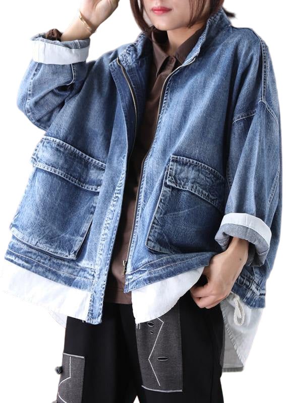 "Elegant jeansblå damkappa med ståkrage och dragkedja, perfekt för vardag och fest, smickrande passform."