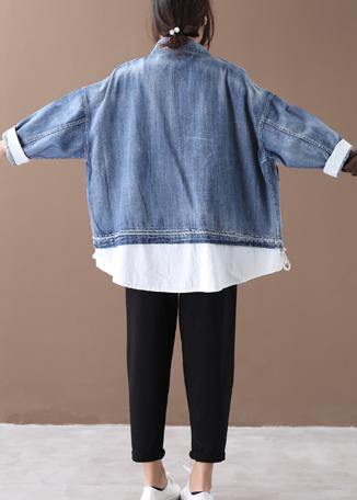 "Elegant jeansblå damkappa med ståkrage och dragkedja, perfekt för vardag och fest, smickrande passform."
