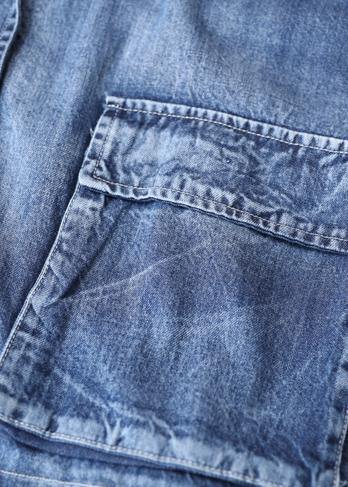 "Elegant jeansblå damkappa med ståkrage och dragkedja, perfekt för vardag och fest, smickrande passform."