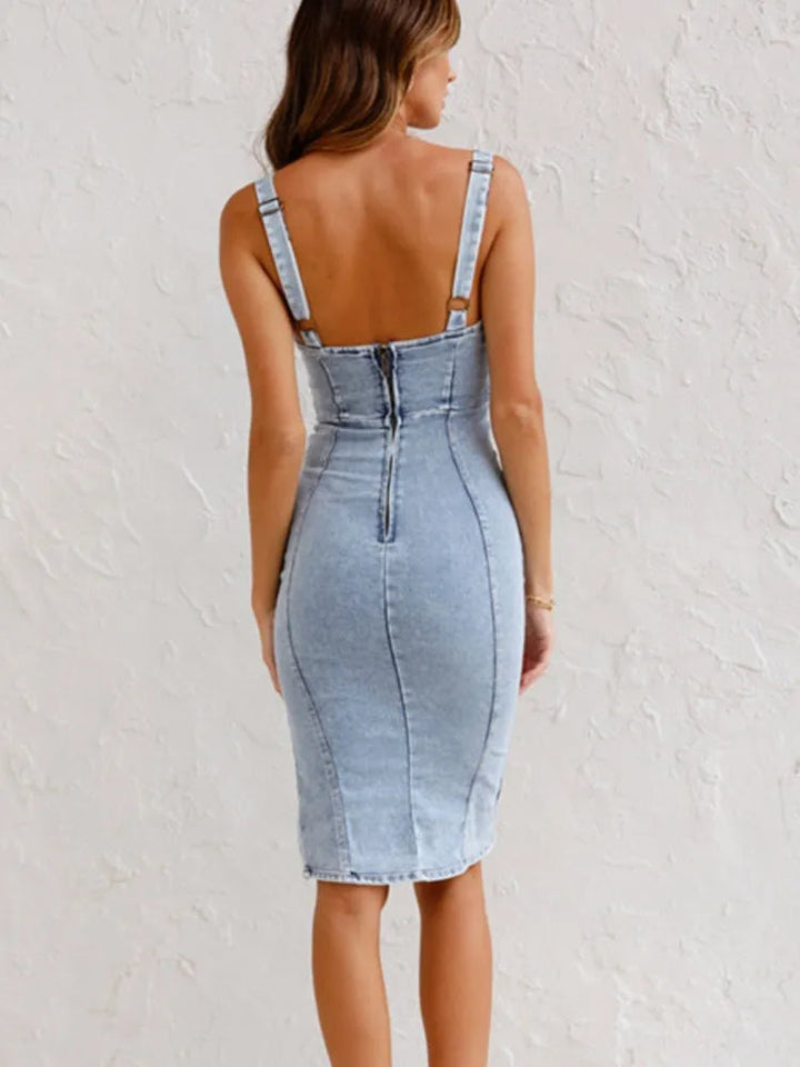 "Elegant jeansklänning i denim med justerbara remmar, visad framifrån. Perfekt vardags- och kvällslook för kvinnor."