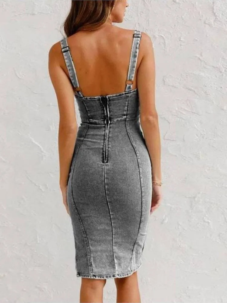 "Elegant jeansklänning i denim med justerbara remmar, visad framifrån. Perfekt vardags- och kvällslook för kvinnor."