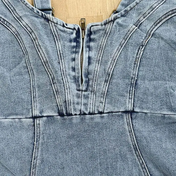 "Elegant jeansklänning i denim med justerbara remmar, visad framifrån. Perfekt vardags- och kvällslook för kvinnor."