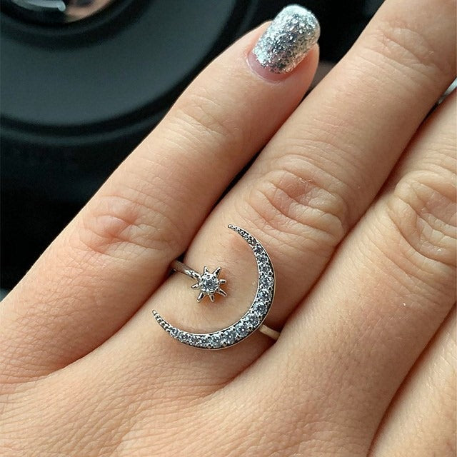 "Elegant justerbar halvmåne- och stjärndesignring i glänsande silver, perfekt för kvinnor som söker stil och variation."