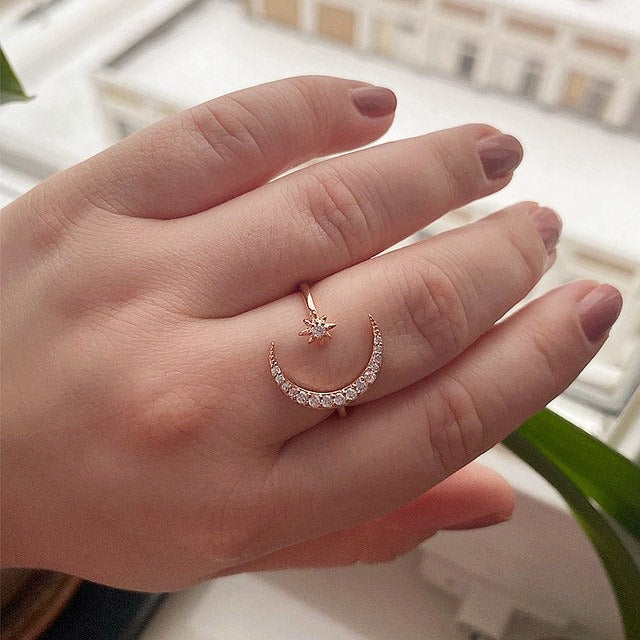 "Elegant justerbar halvmåne- och stjärndesignring i glänsande silver, perfekt för kvinnor som söker stil och variation."
