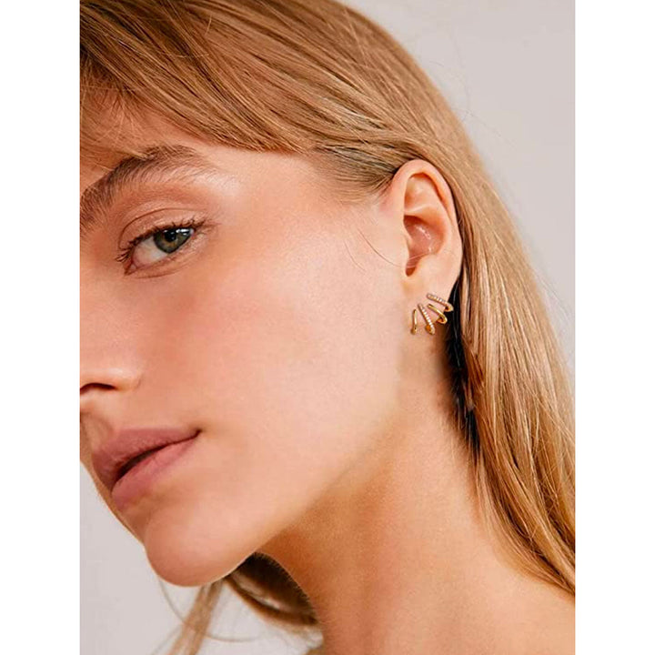 "Elegant klor örhängen med kubisk zirkonia, guldfärg, feminin design, ger illusion av flera piercingar, kvinnor."