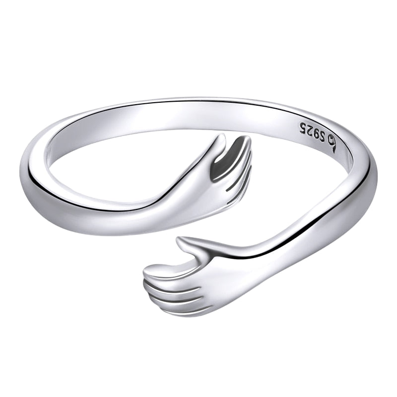 "Elegant kärlek kramring i justerbart silver med textdesign, idealisk för kvinnliga accessoarer och symbol för närhet."