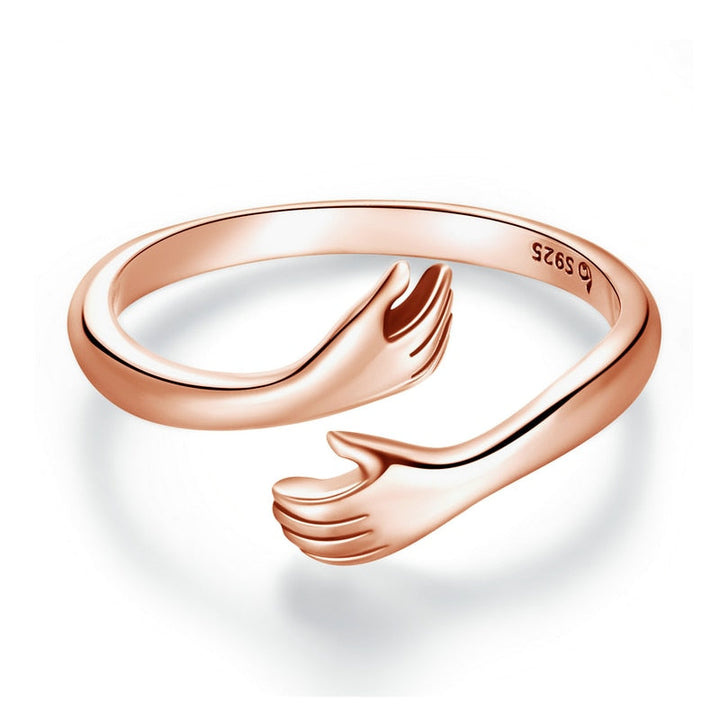 "Elegant kärlek kramring i justerbart silver med textdesign, idealisk för kvinnliga accessoarer och symbol för närhet."