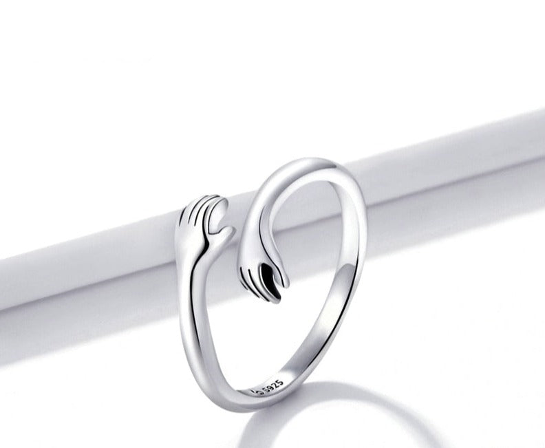"Elegant kärlek kramring i justerbart silver med textdesign, idealisk för kvinnliga accessoarer och symbol för närhet."