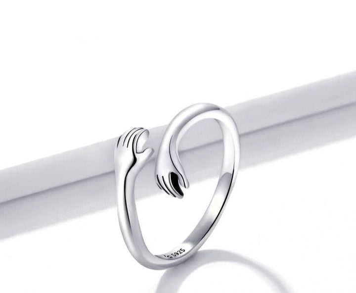 "Elegant kärlek kramring i justerbart silver med textdesign, idealisk för kvinnliga accessoarer och symbol för närhet."